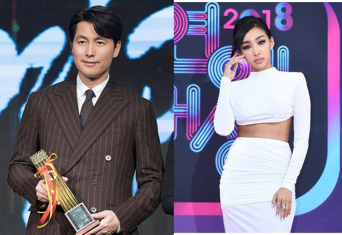 왼쪽에는 배우 정우성이 갈색 스트라이프 패턴의 더블 브레스티드 정장을 입고 트로피를 들고 있는 모습. 깔끔하게 정돈된 머리 스타일과 정중한 표정이 돋보이며, 수트의 클래식한 디자인이 우아한 분위기를 자아냄. 오른쪽에는 모델 문가비가 순백의 크롭 톱과 타이트한 롱스커트를 입고 강렬한 포즈를 취한 모습. 눈에 띄는 화려한 액세서리와 카리스마 있는 눈빛, 세련된 헤어스타일이 그녀의 독특한 매력을 강조함