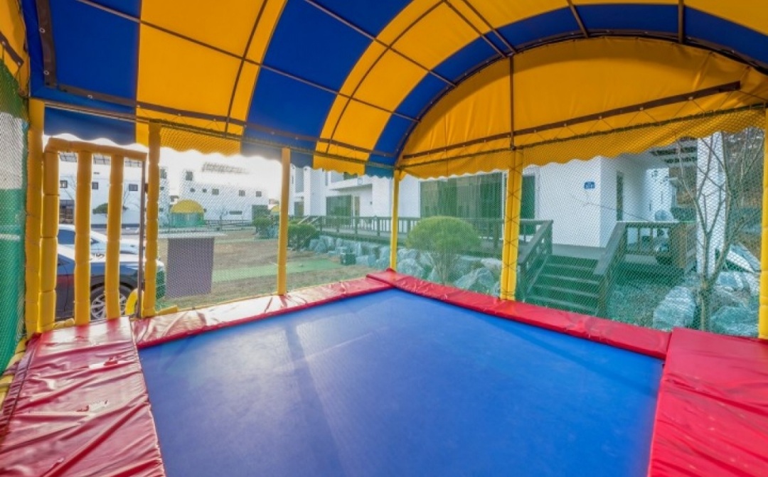 더화이트 트램플린