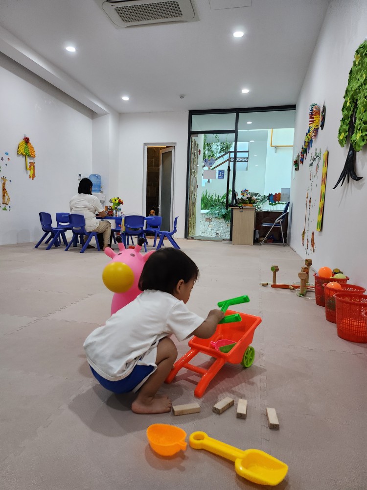 키즈클럽에서 놀고 있는 아이