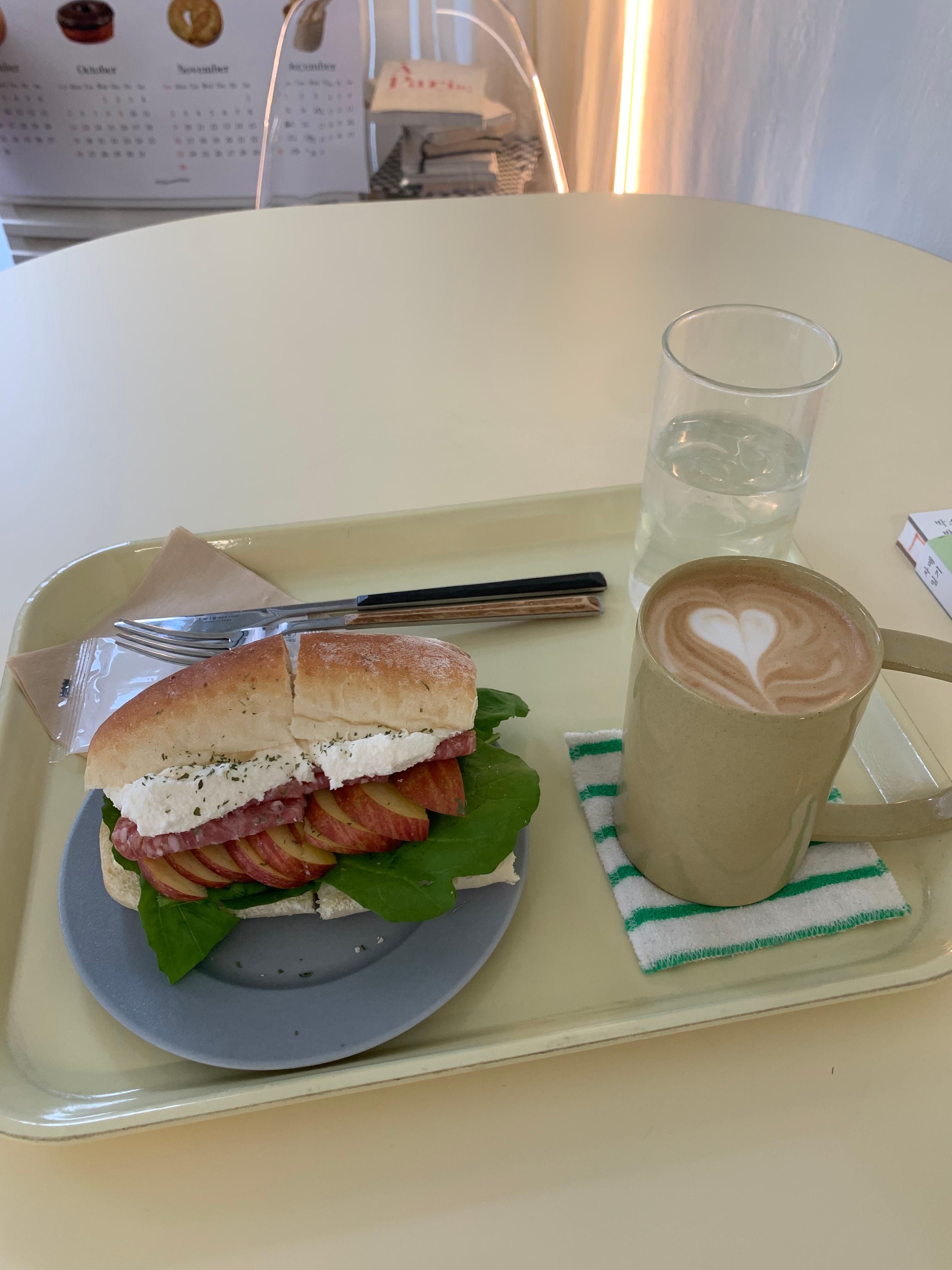 크림색-테이블-위-커피잔과-샌드위치