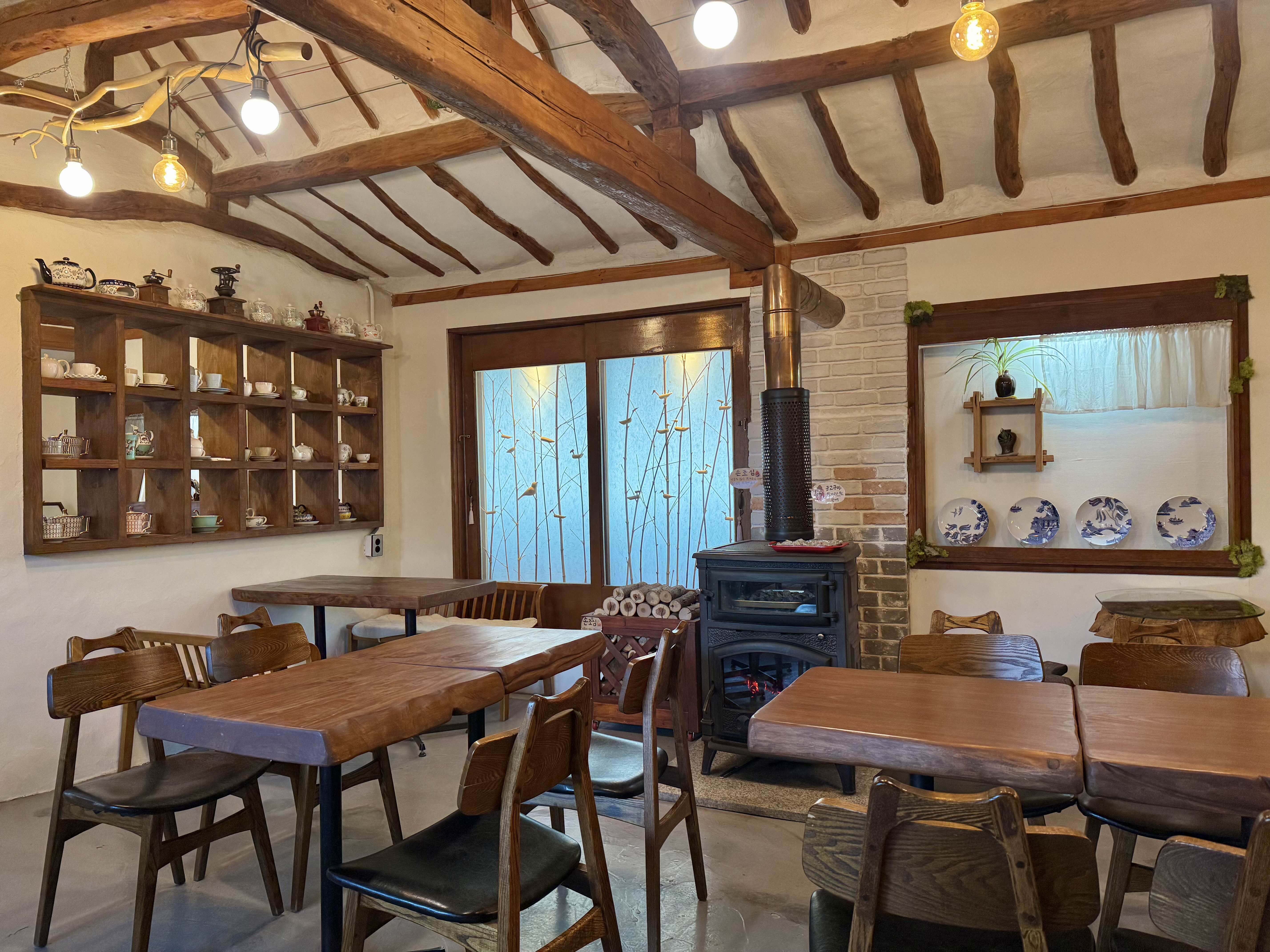 강화도 카페 봉당 내부 전경 모습