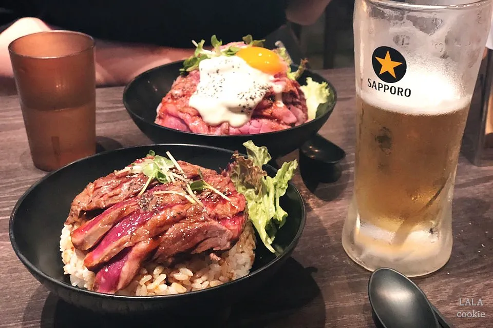 후쿠오카-텐진-스테이크-덮밥-레드락-메뉴-생맥주와-덮밥들