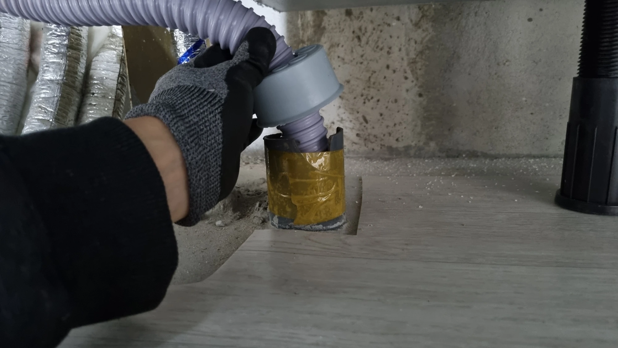 배수구 호스 빼는 모습