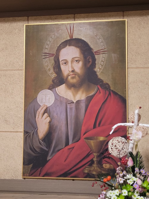 성체와 성작을 들고 계시는 예수님을 그린 그림입니다. 광명성당 안에 있는 작품입니다.