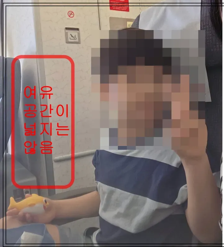 티웨이항공-a330-200-비상구-앞좌석-탑승객-착석모습-여유공간이-넓지-않음