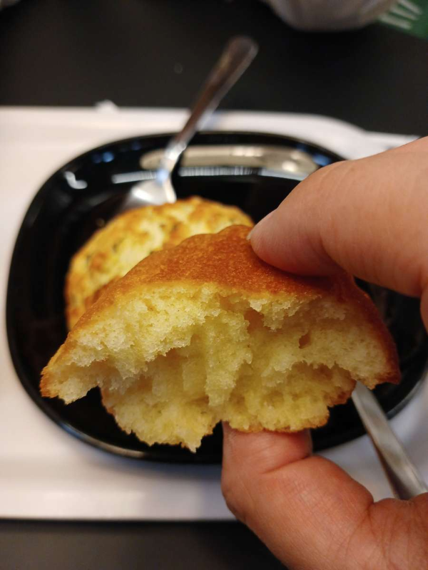 카페 마들렌 한입