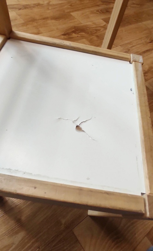 미루가 앉아서 부서진 LATT 의자