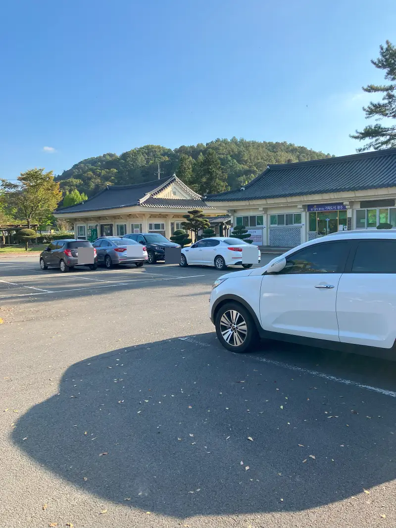 포충사-입구-주차장