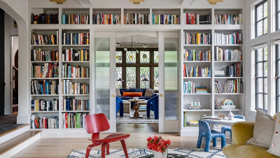 물건을 보이지 않는 곳에 보관하는 숨김 수납 방식의 예