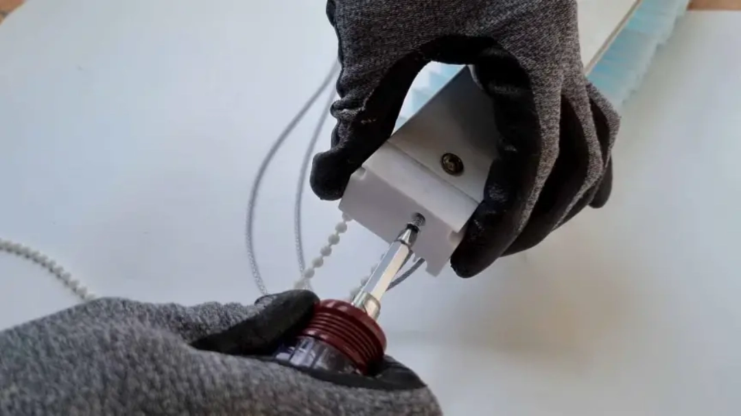 블라인드 레일커버 닫는 모습