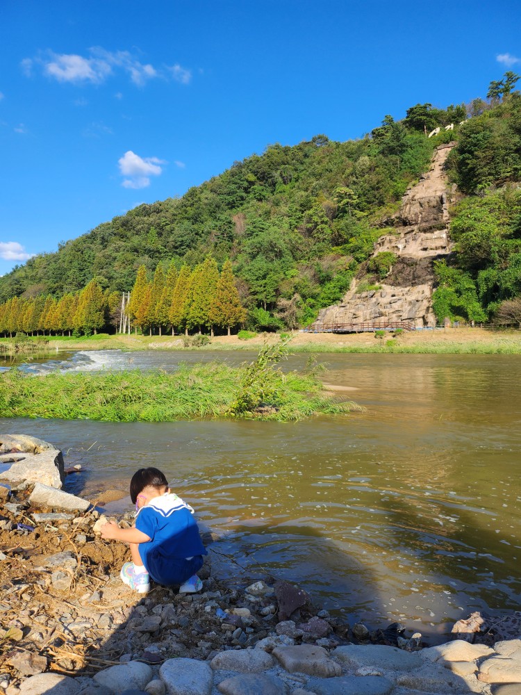 물가에서 노는 아이