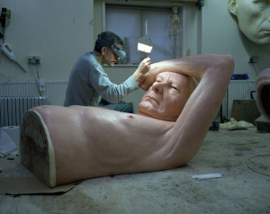 론 뮤익(Ron Mueck) 작업하는 모습