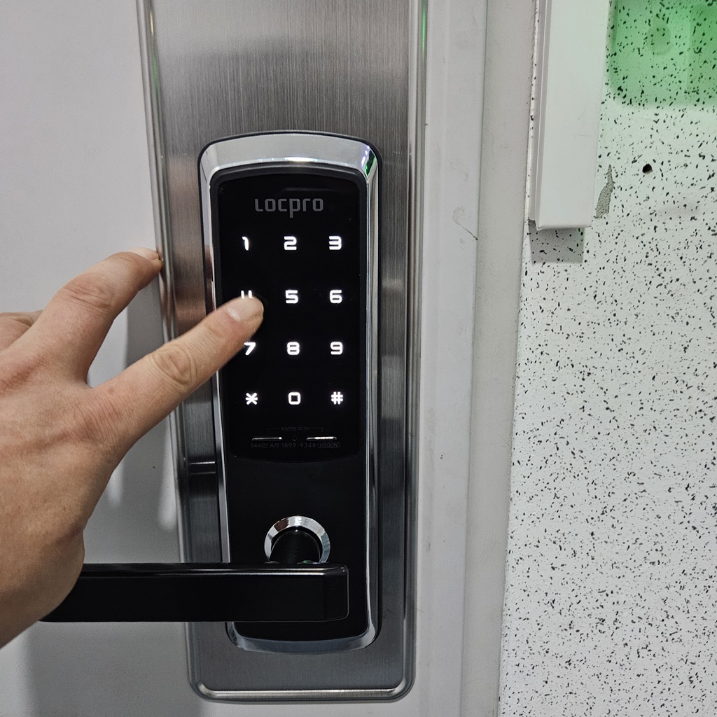 부산 강서구 대저동 산업 용품 유통 단지 부산 티플렉스 창고 출입구 방화문 손잡이 일체형 무 타공 전자 번호 도어락 디지털 자동 오토락 열쇠 설치