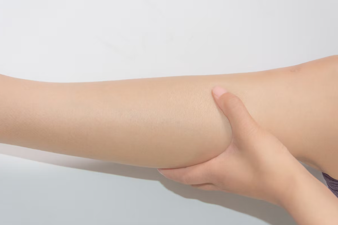 종아리 부위를 손으로 눌러 부기 상태를 점검하는 모습