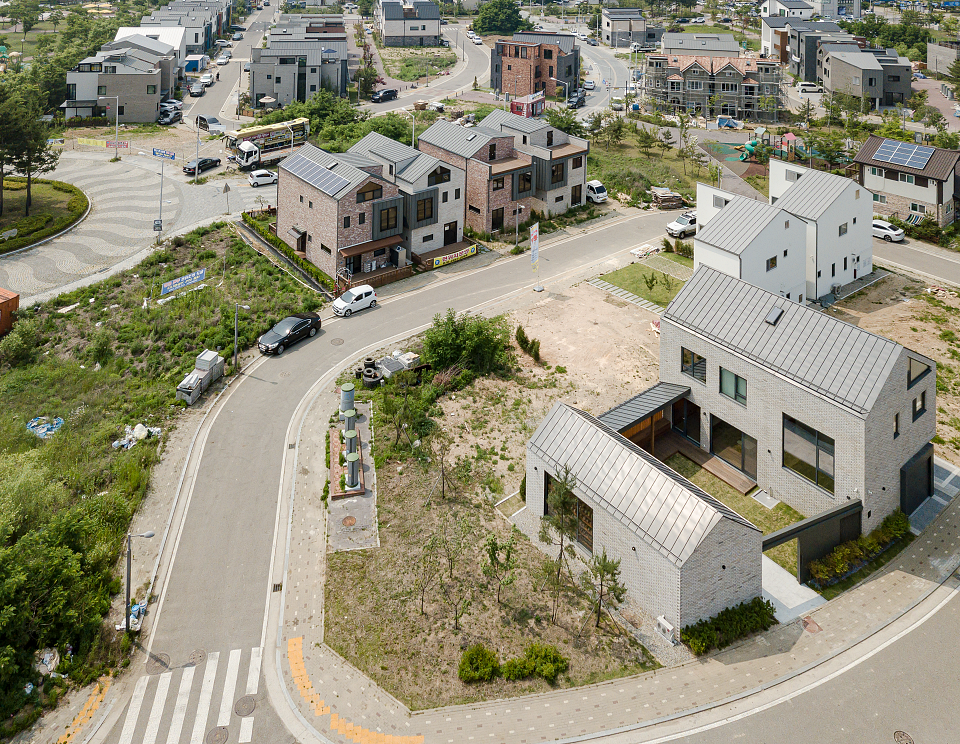 단독주택 앞 녹지 공간의 모습