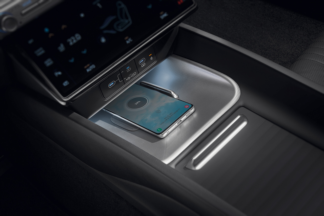 2024년형 현대 그랜저 실내 스마트폰 무선충전 사진