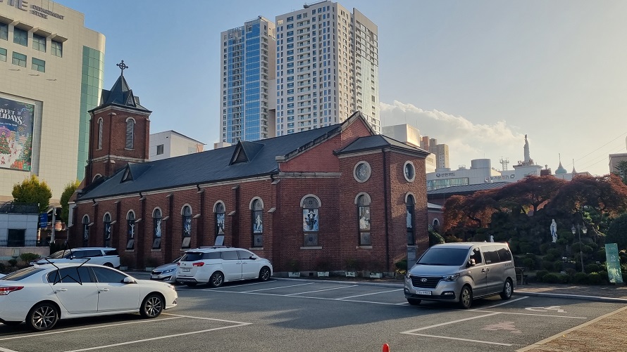 광주대교구 북동 공동주교좌성당 본당 건물과 성모동산 성모상 사진