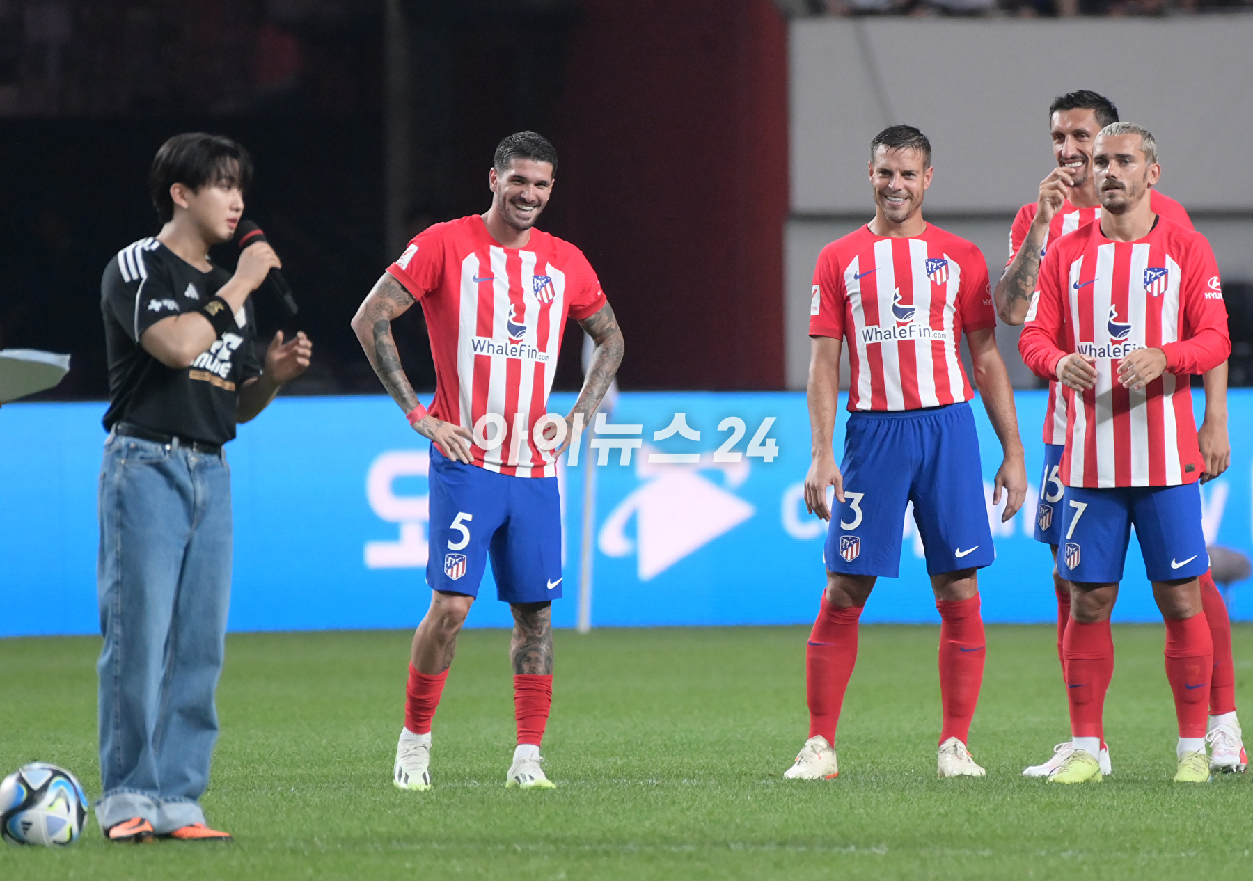 27일 서울 마포구 서울월드컵경기장에서 열린 쿠팡플레이 시리즈 1차전 팀 K리그와 아틀레티코 마드리드의 경기에서 그룹 스트레이키즈(Stray Kids) 창빈이 시축을 준비하고 있다. [사진=정소희 기자]