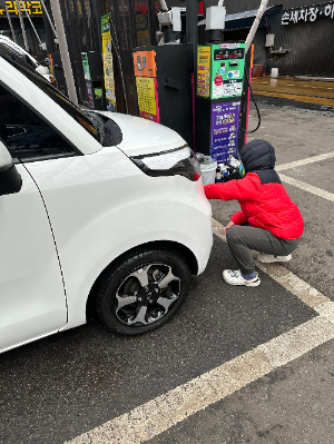 세차장에서 경차 앞 그릴 닦는 남자아이