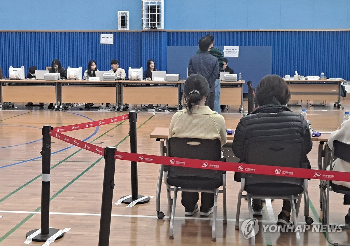 사전 투표 하는 모습