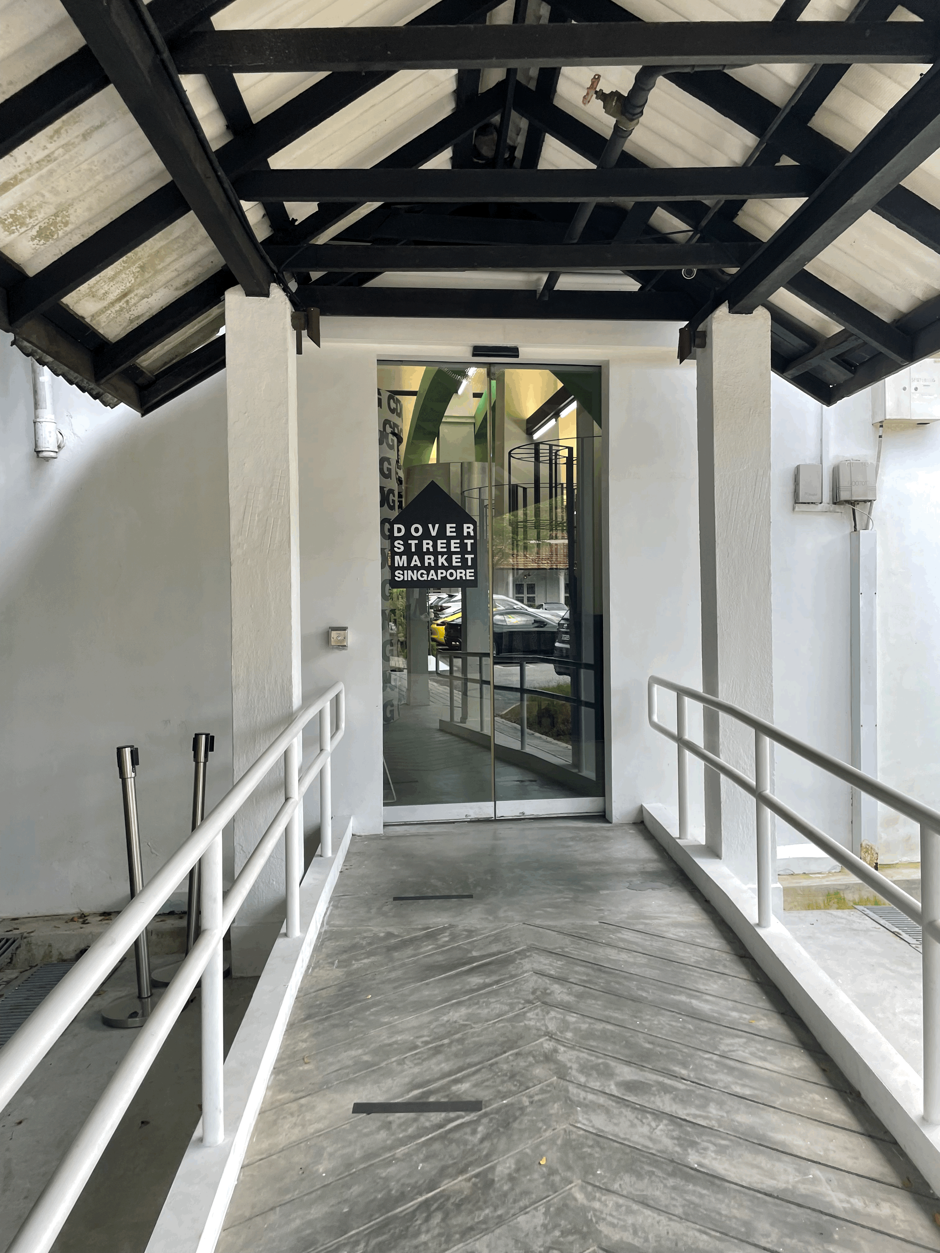 Dempsey Hill 출입구 쪽에 위치한 Dover Street Market 입구 사진