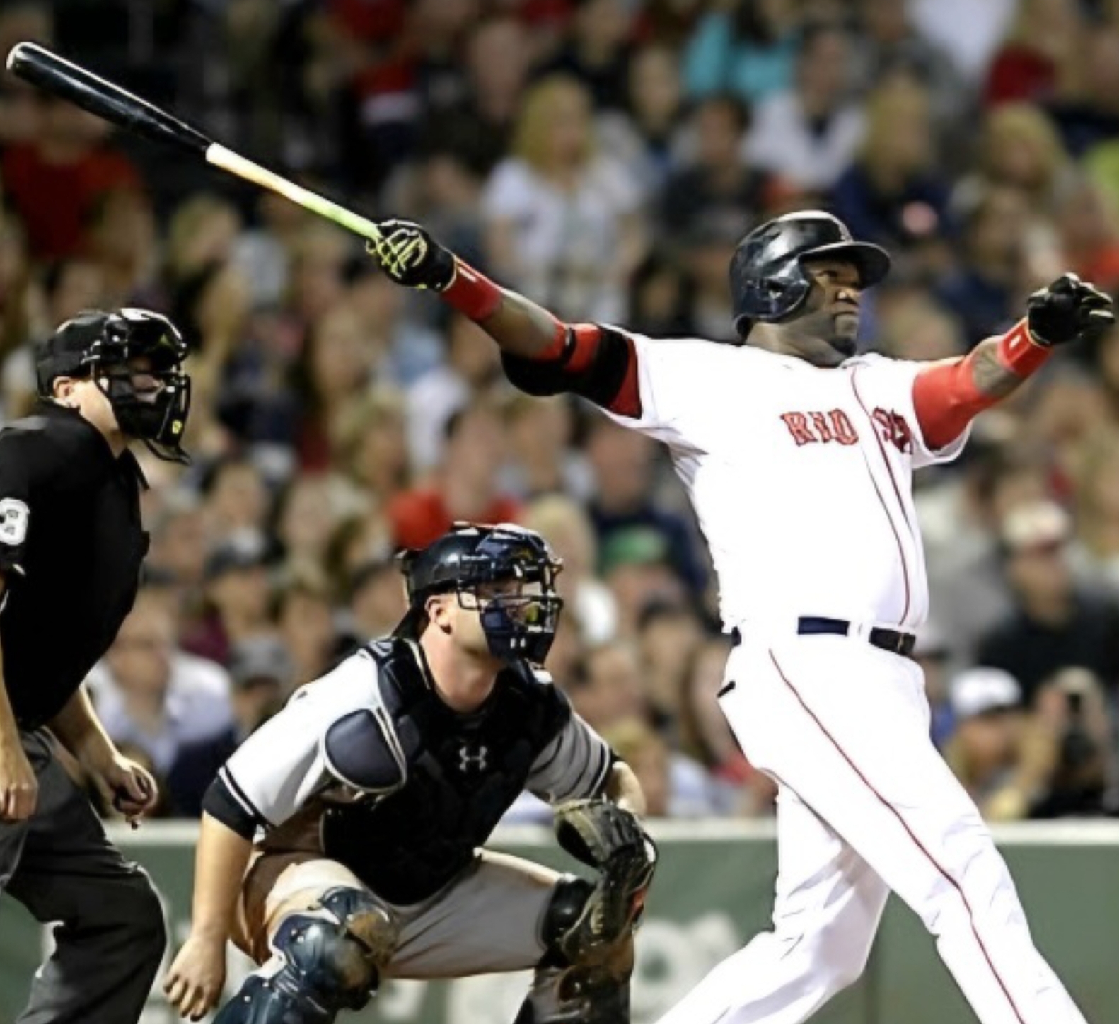 데이비드 오티즈 선수가 배트를 휘두르고 있다.