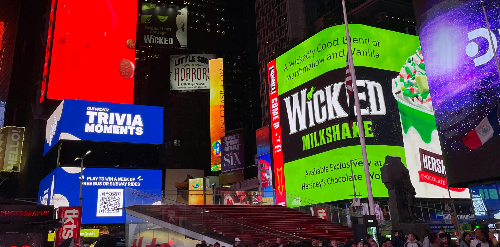 뮤지컬 위키드의 전광판 광고