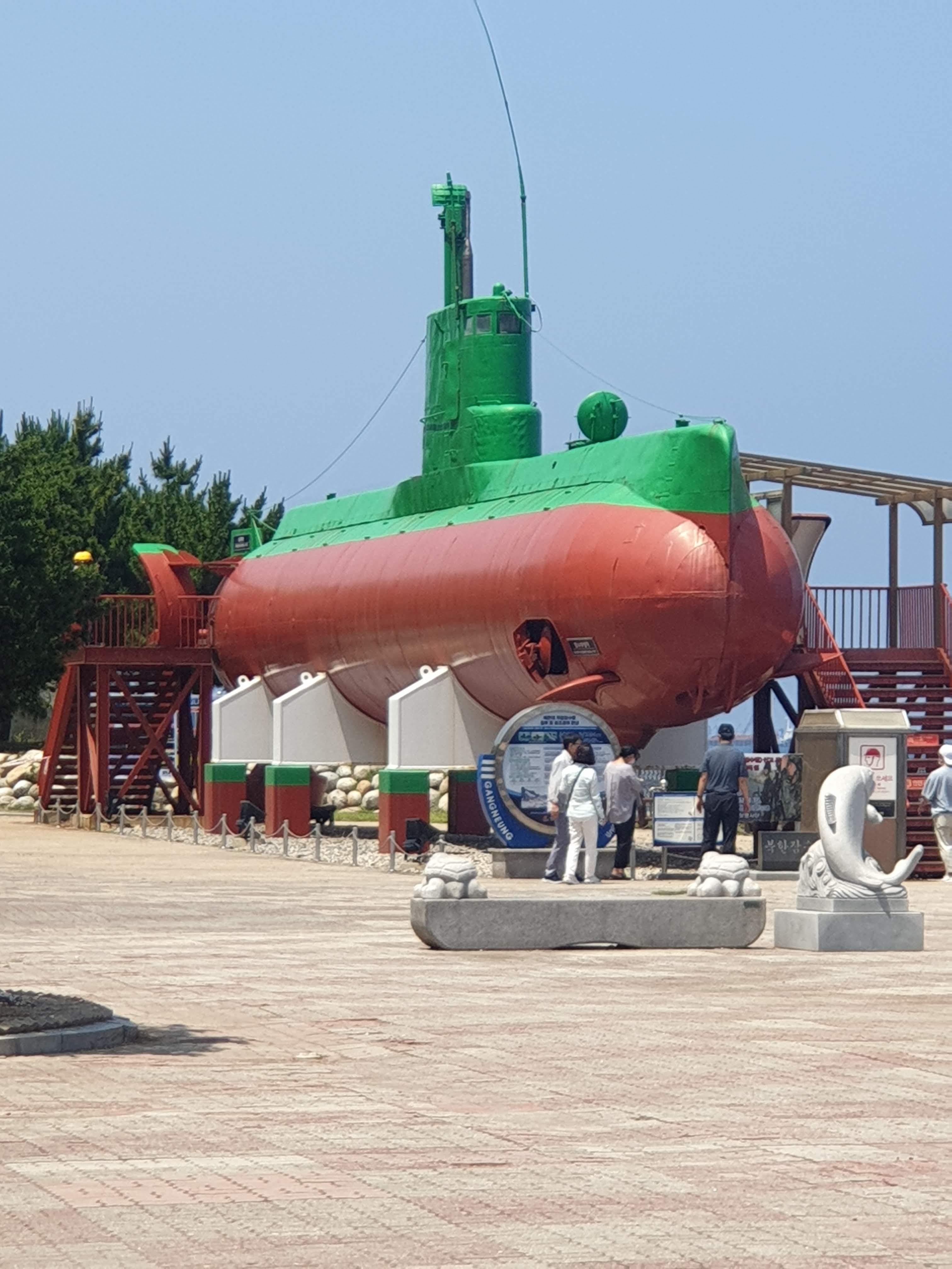 1996년 남침하였다가 발각된 북한 잠수정.. 보기보다 매우 작았다.