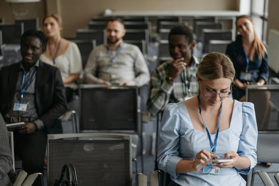 신분증을 매고있는 사람들1