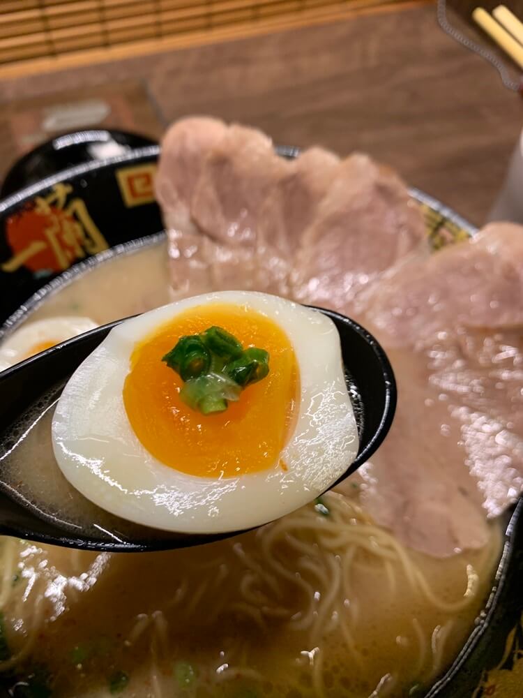 국물에 적셔진 반숙란