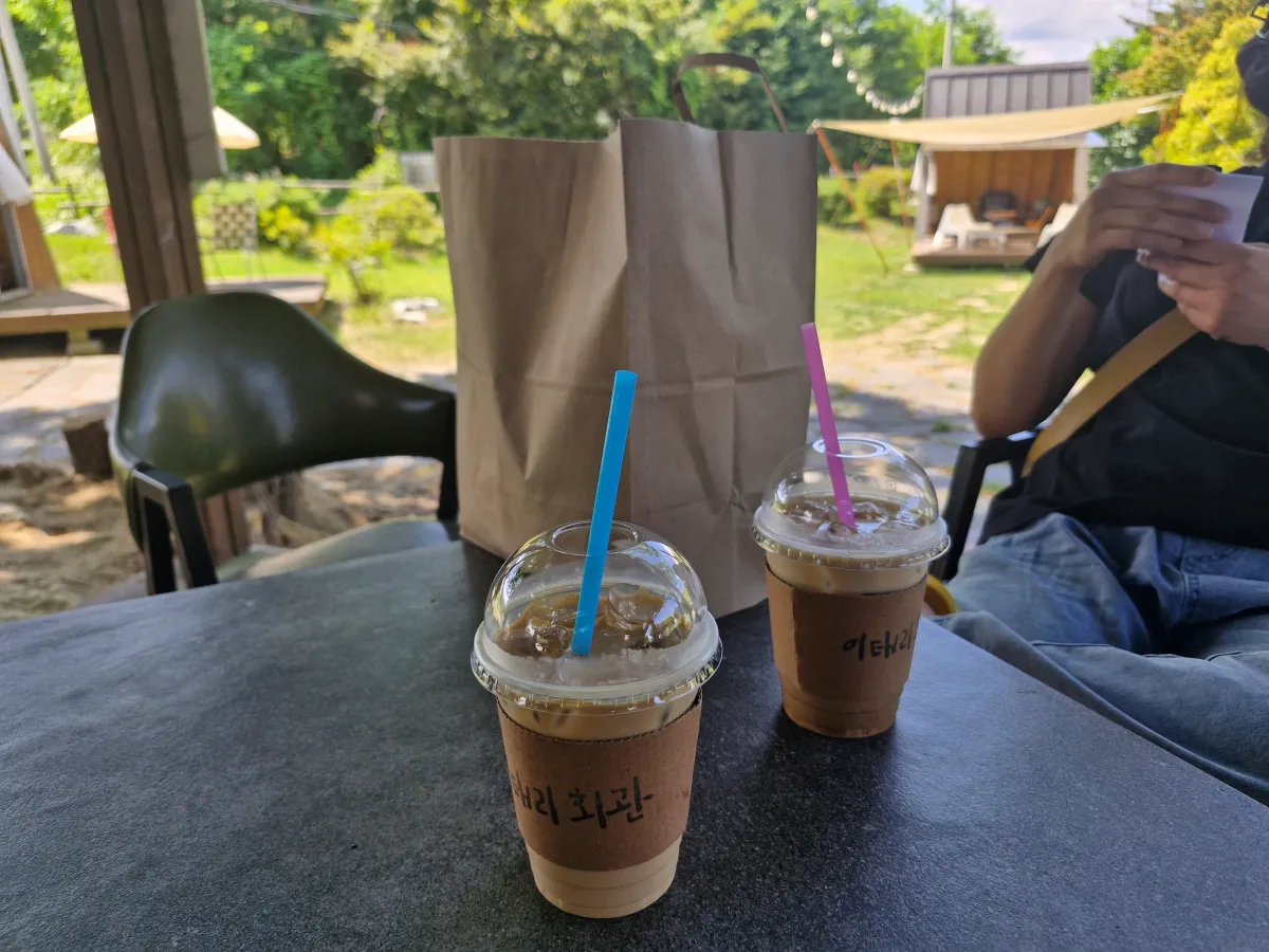 테이블-위에-커피가-올려져-있다