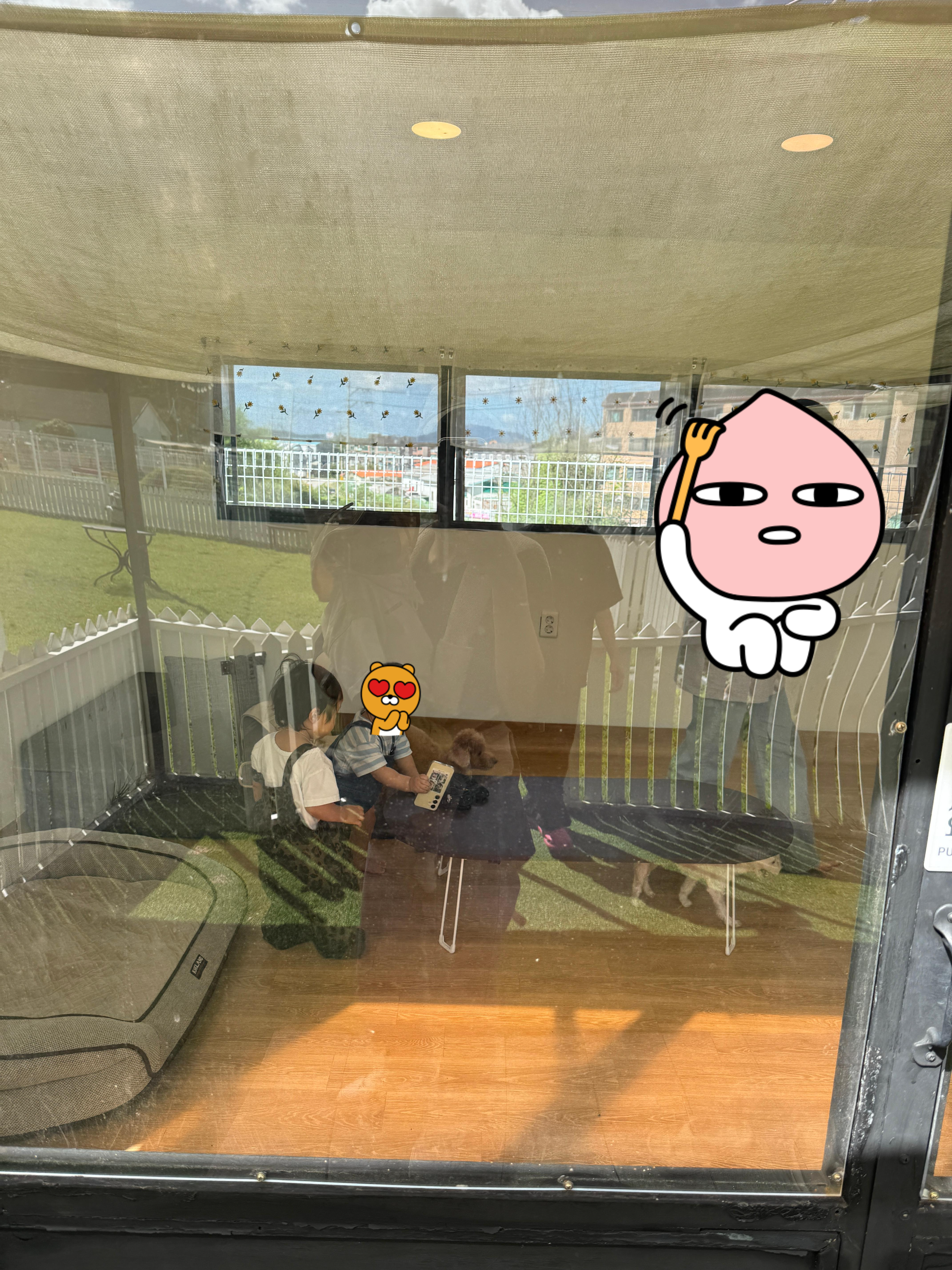 풀멍파트 방갈로 안에 들어가 있는 아가 2명과 엄마 1명