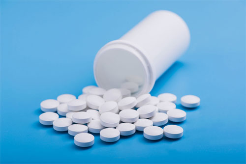 하얀약통에서-나온-하얀알약들이-바닥에-흩어져있음