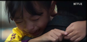 아이가 아빠품에 안겨 울고있다.