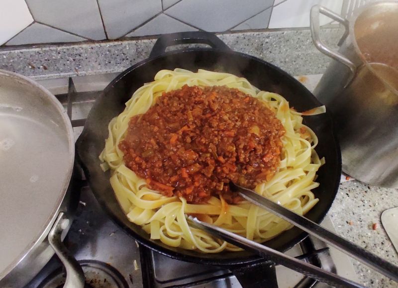 면을 팬에 옮겨 담고 라구 소스를 같이 볶아줌