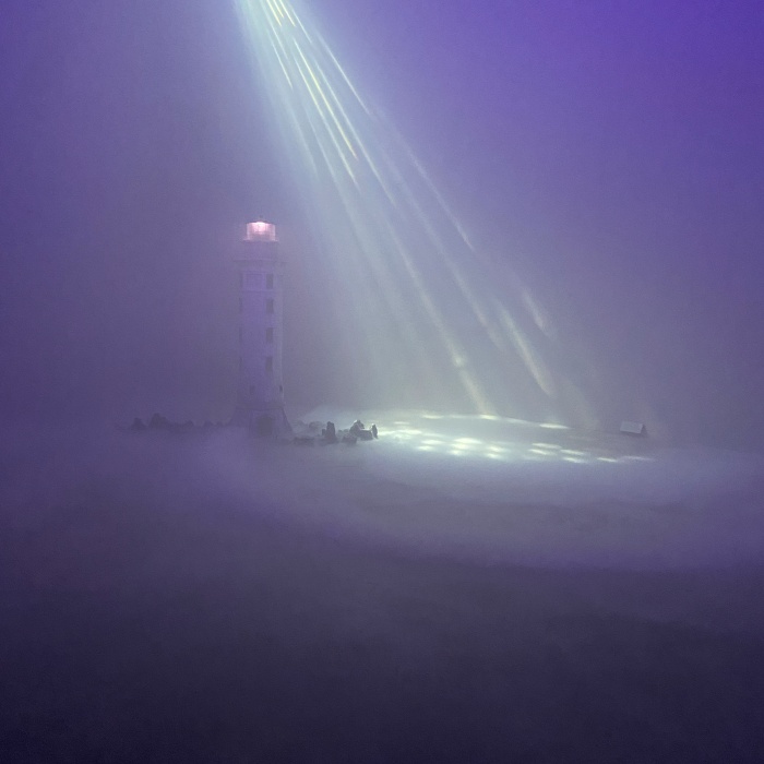 보라빛 공간에 등대와 불빛이 있습니다.