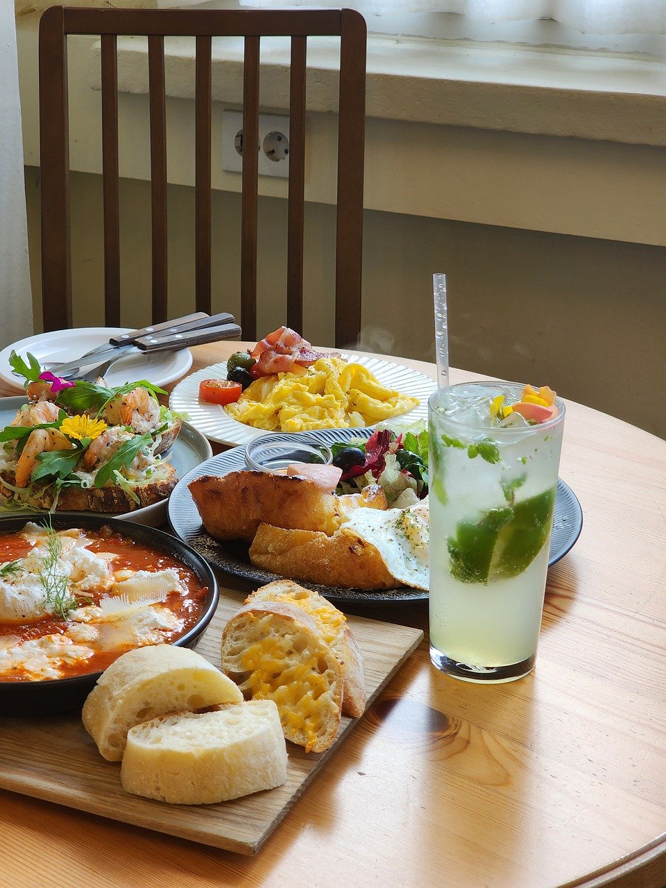 카페 브런치 메뉴 식사와 음료
