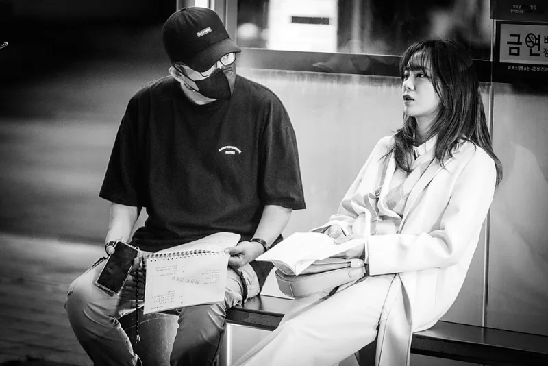 취하는 로맨스 연출을 맡은 박선호과 김세정