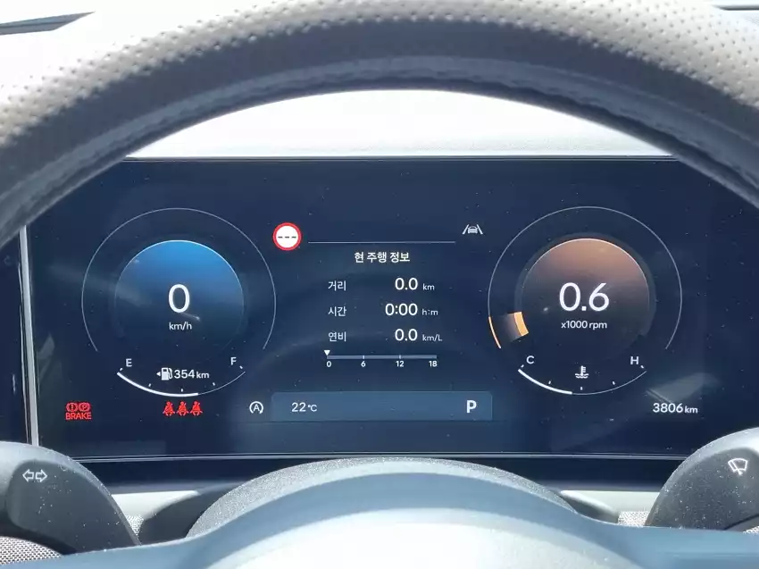 업데이트 후 더 뉴 투싼의 계기판 화면이 바뀌었습니다.