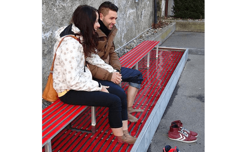 커플이 신발을 벗고 손을 잡고 족욕을 하고 있다