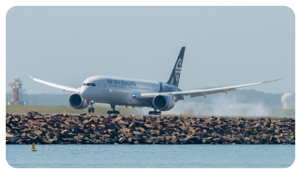 에어 뉴질랜드 BOEING B787-9 여객기가 비행하고 있는 모습을 찍은 사진