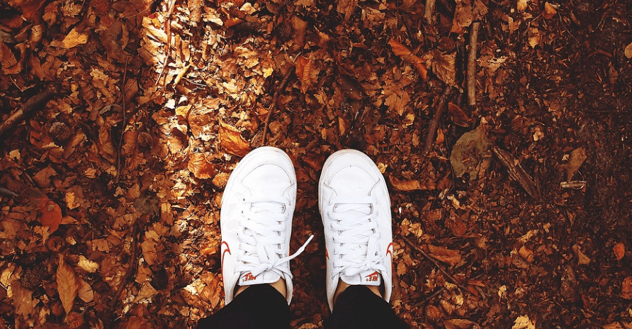 흰 운동화 세탁 법으로 새 하얀 운동화를 신고 산책을 하고 있다