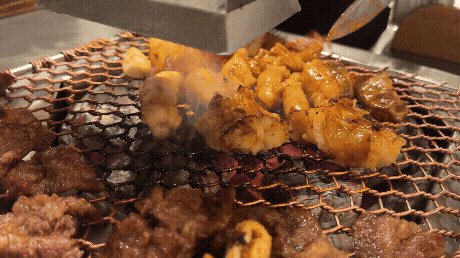 세광양대창 정자점 불판 위에서 대창과 특양이 지글지글 익는 장면 GIF, 불향이 피어오르는 모습