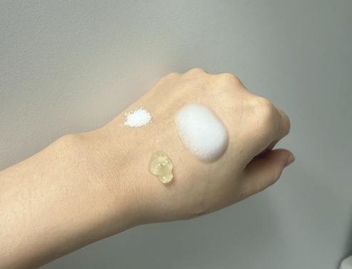 피부 장벽 관리를 위한 클렌징 세럼, 폼클렌저, 엔자임 파우더 제형 비교 사진