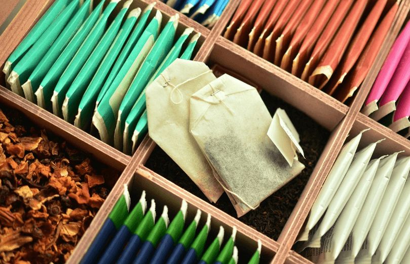 다양한 티백과 잎차가 정리되어 있다.