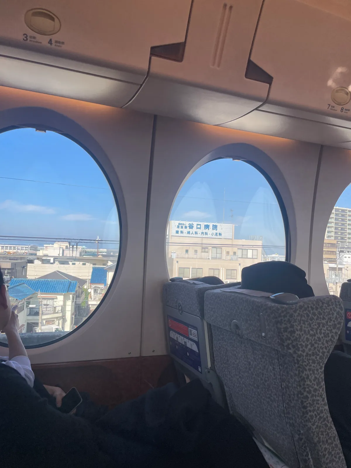 라피트-내부-창문으로-바깥풍경