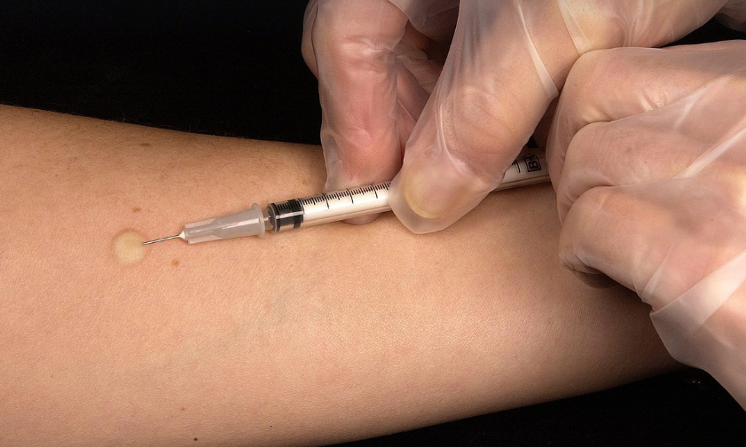 예방접종하는 모습