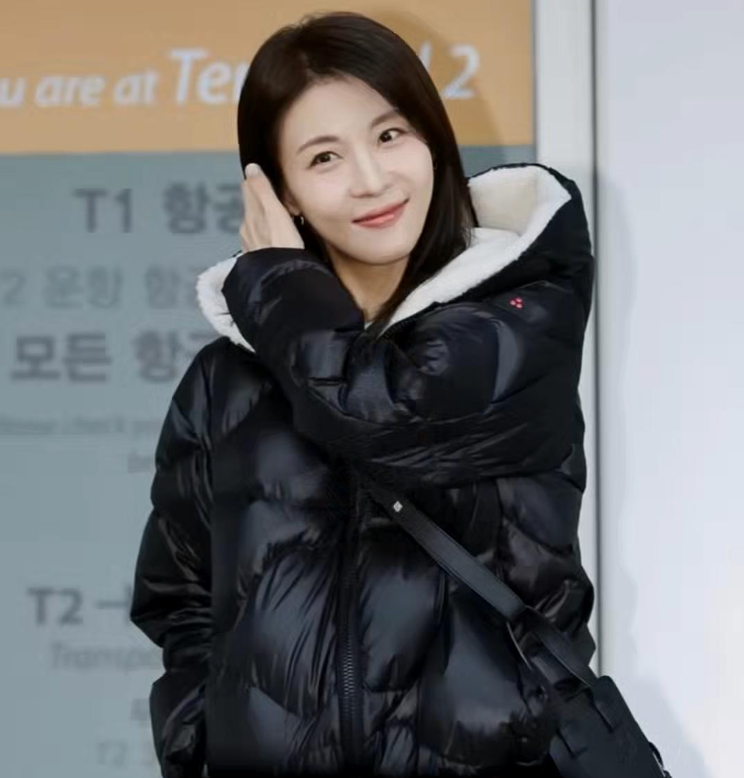 페트레이의 깔끔하고 볼륨감 있는 프리미엄 다운 패딩 (아이보리 또는 블랙 색상) 착용 컷