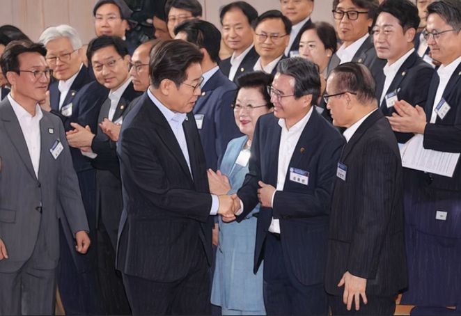 2025년 7월 31일 정부서울청사에서 열린 고위공직자 워크숍은 ‘국민주권시대 공직자의 길’을 주제로 약 280명의 고위공직자가 참석한 가운데 진행됐으며, 이재명 대통령은 특강을 통해 공직자의 권한은 국민으로부터 나온다는 점을 강조하고, 제도적 관성 탈피와 정책 감사 제도 개선 필요성을 언급했습니다. 대통령실은 국가브랜드 전략(K이니셔티브)을 발표했고, 과기정통부는 AI 기반 정부 조직 혁신 방향을 제시했으며, 이후 자유토론을 통해 부처 간 협업과 실행력 강화를 위한 논의가 이어졌습니다.