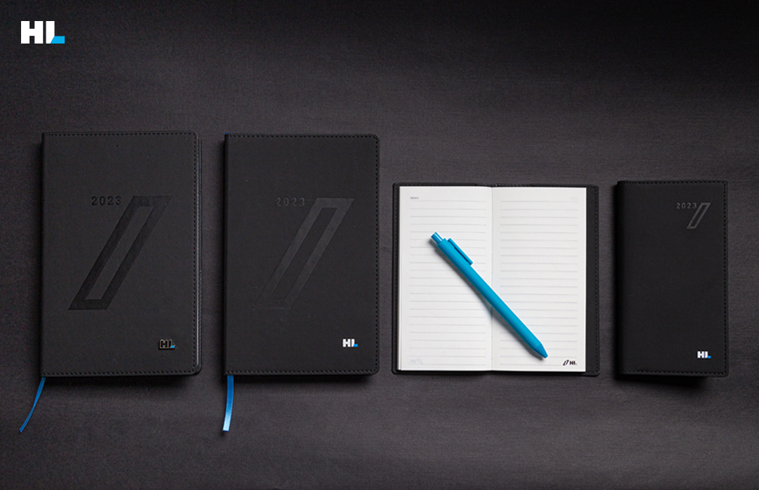 2023년 HL 다이어리,
매트하고 부드러운 질감의 블랙 무광 커버를 적용.
커버 정중앙에는 브랜드 아이덴티티인 '스트라이드 (Stride) 모티브를 오목하게 새겨 넣어 디자인.